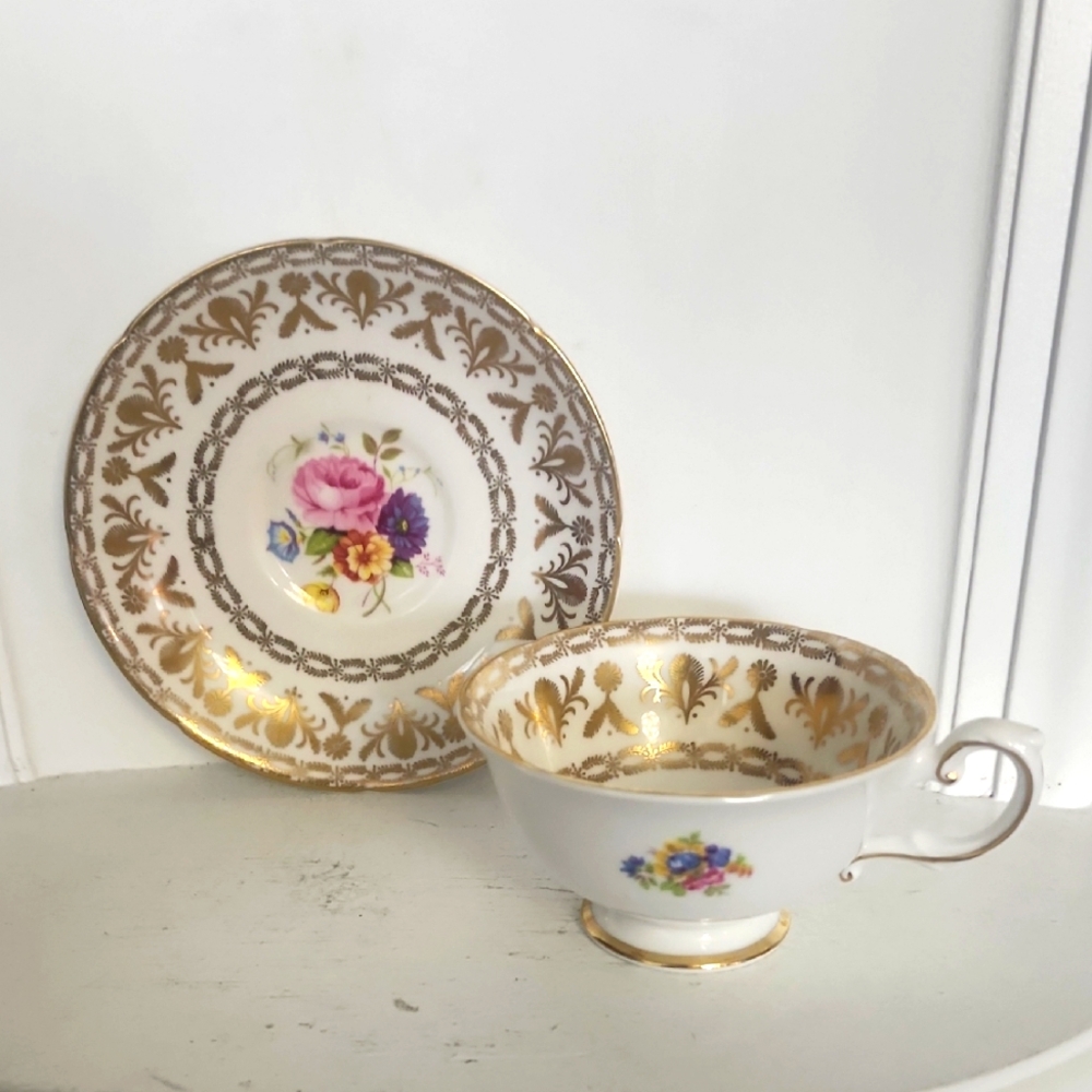 Beautiful Royal Grafton Tea Cup & Saucer, England
